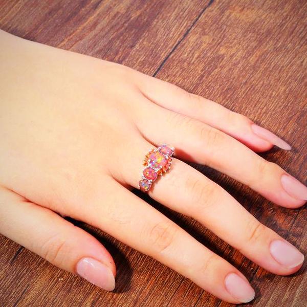 Oranje ring met vuuroopaal