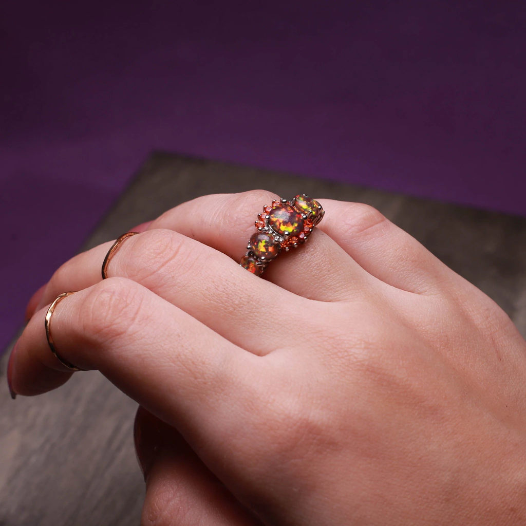 Oranje ring met vuuroopaal
