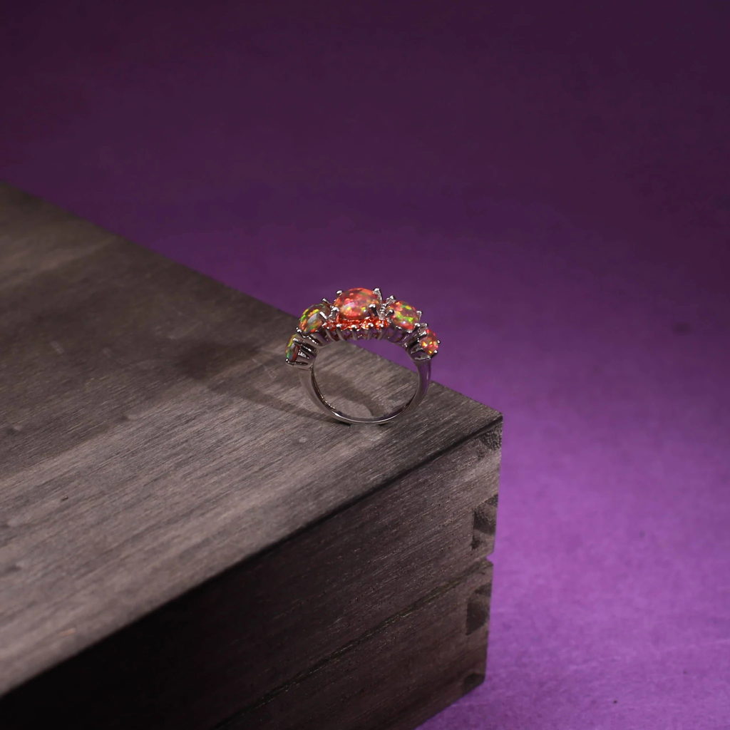 Oranje ring met vuuroopaal