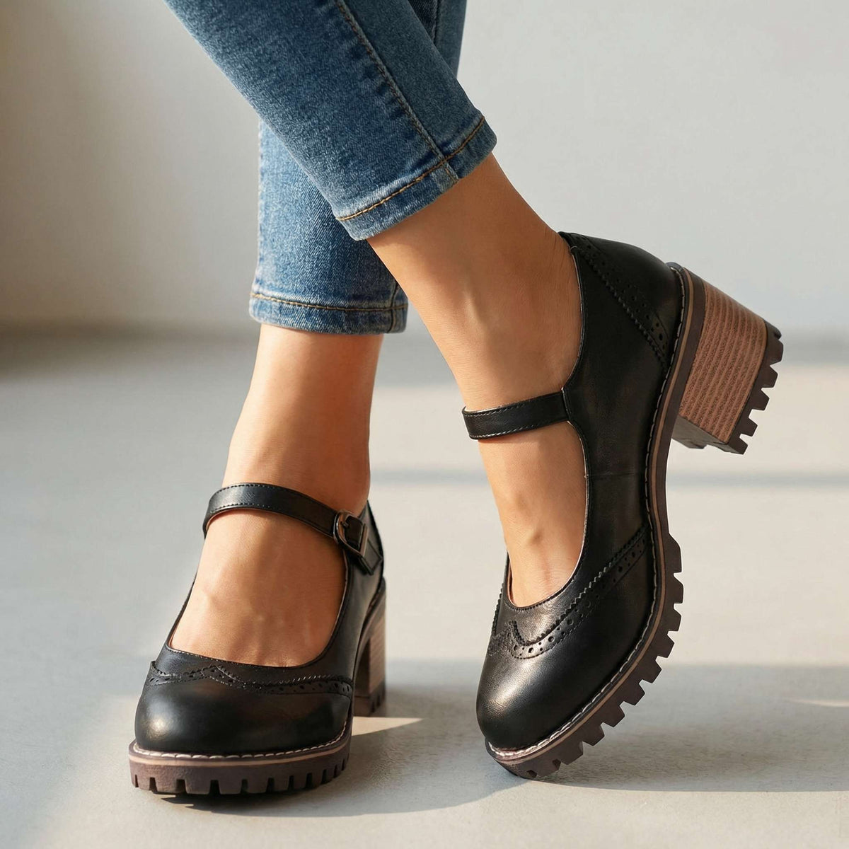 Mary Jane-pumps met T-bandje en gespsluiting