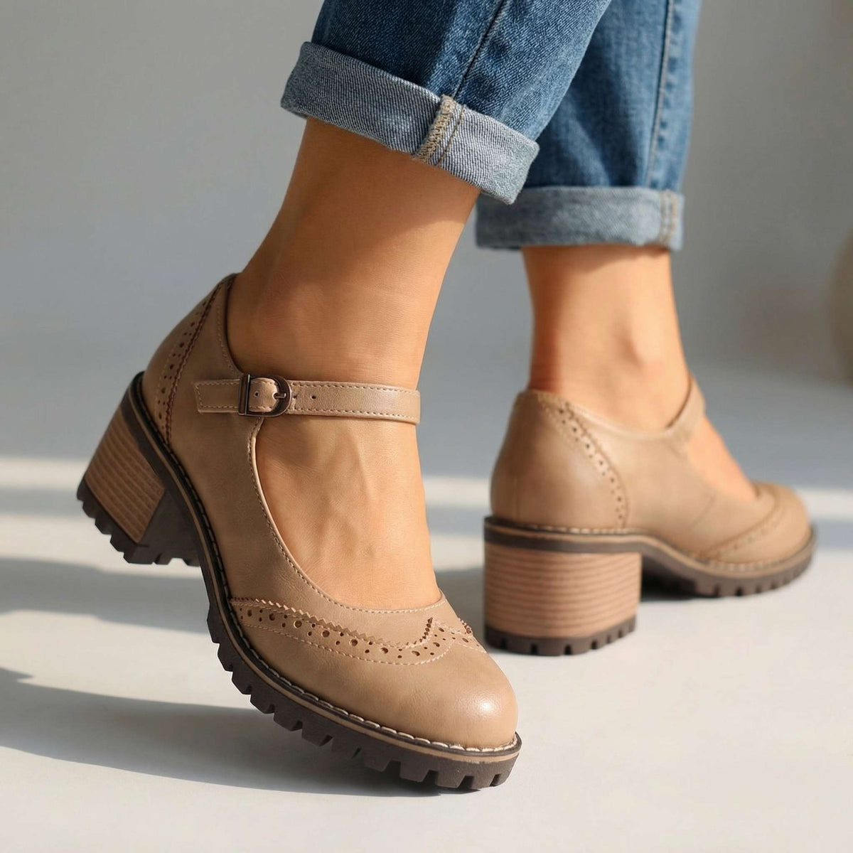 Mary Jane-pumps met T-bandje en gespsluiting