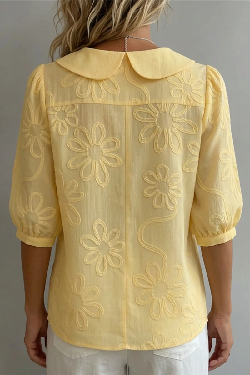 Janina | Luchtige damesblouse met ronde kraag en bloemendetails