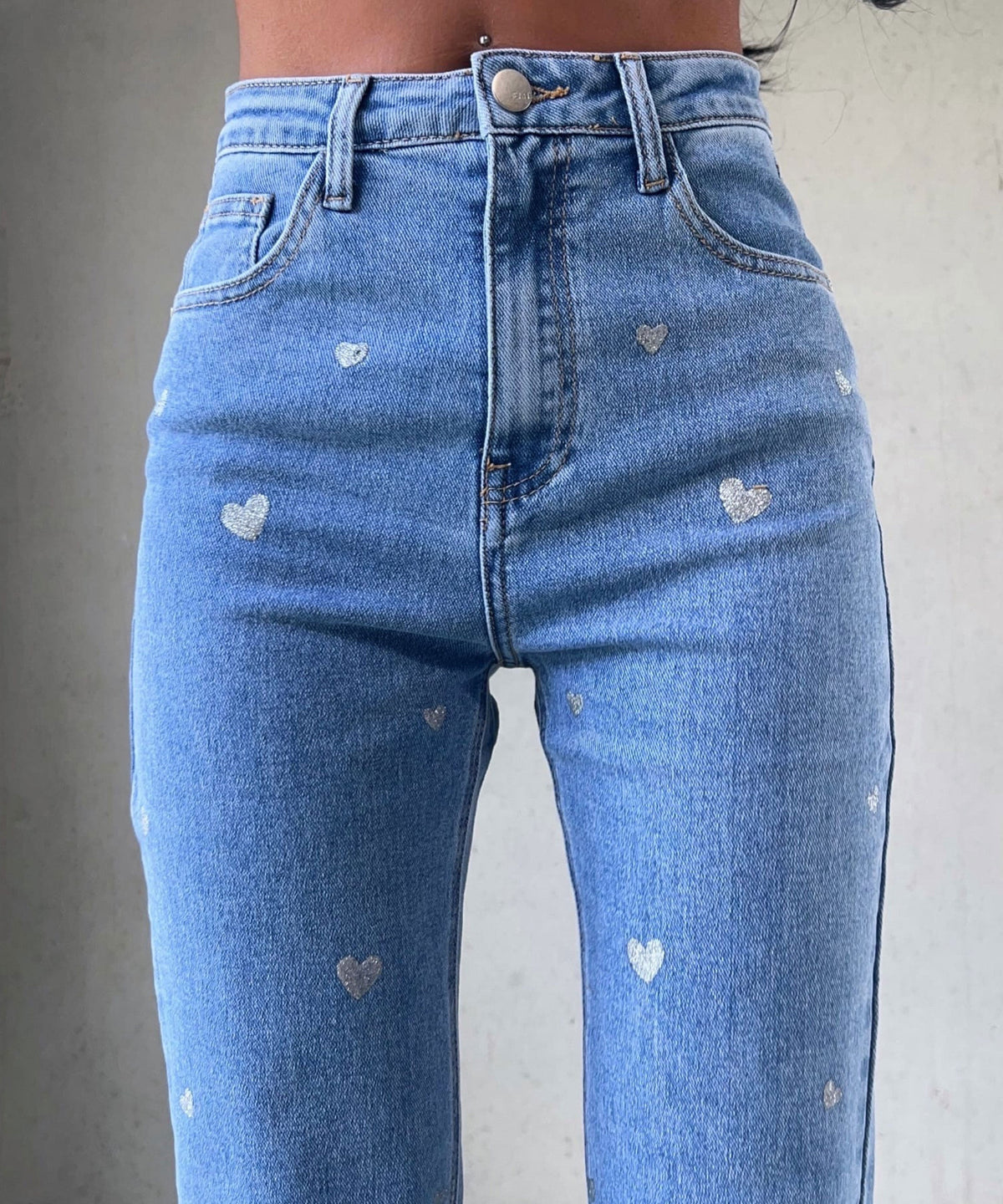 Dames stretch jeans met wijde pijpen en hartjesprint — afbeelding 5