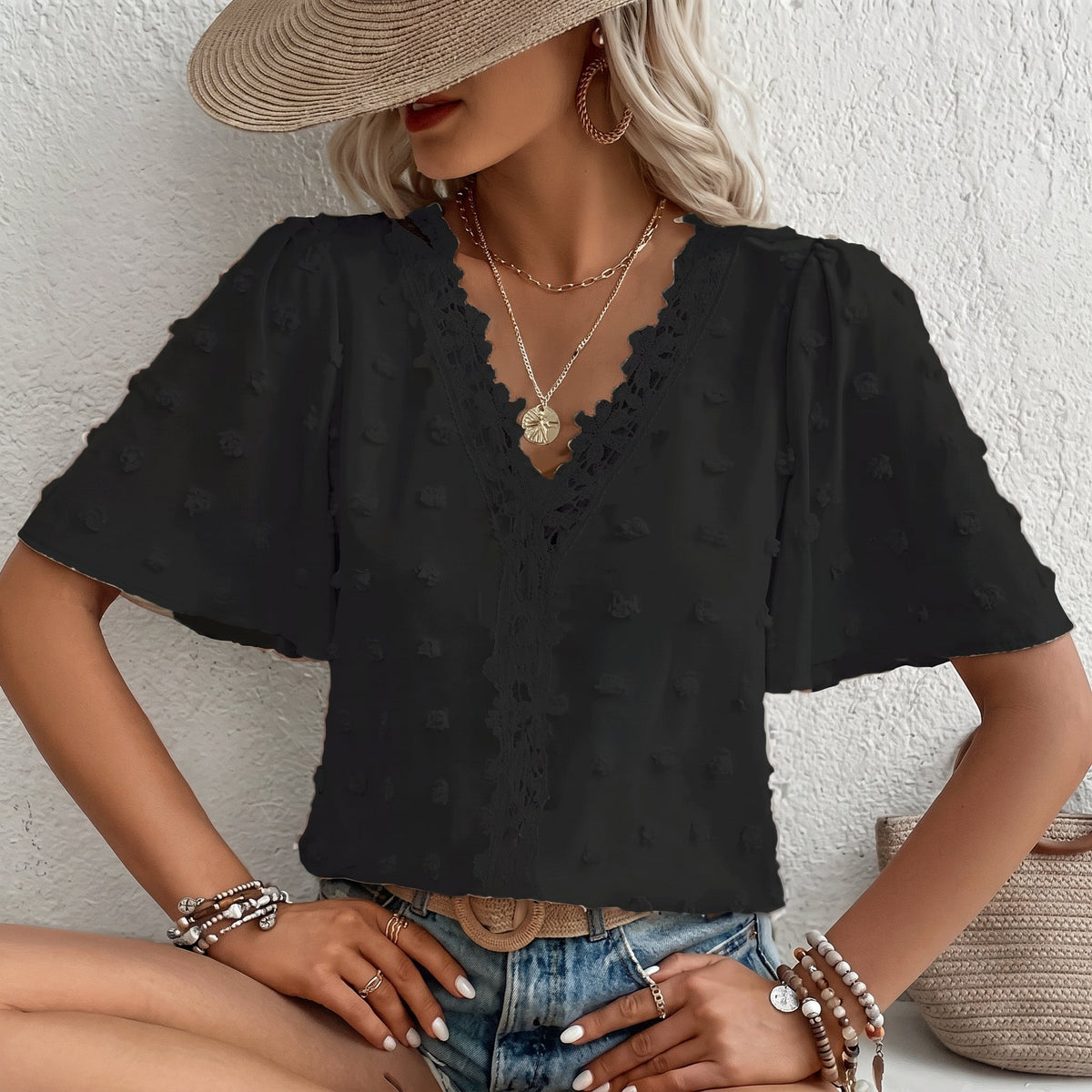 Maike | Damesblouse met V-hals, korte mouwen en kanten rand