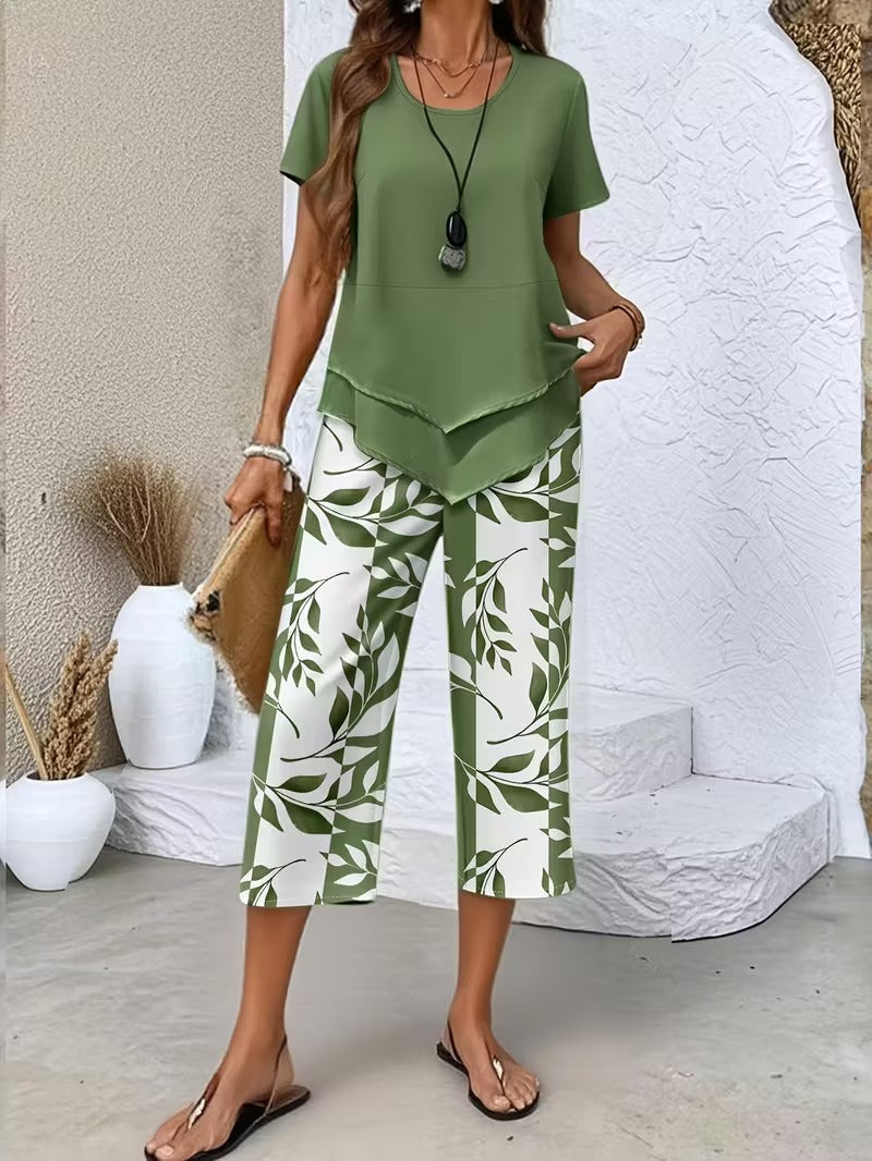 Tweedelige set met gelaagde top en bladprintbroek