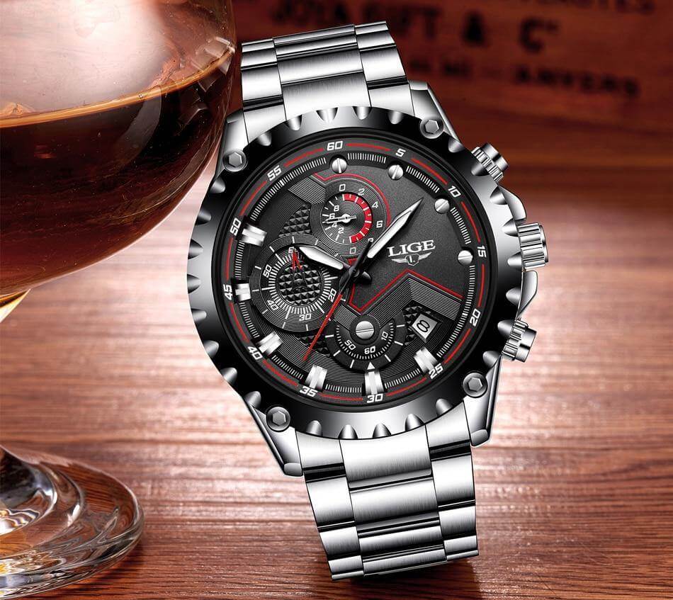 Stalen herenhorloge in militaire stijl