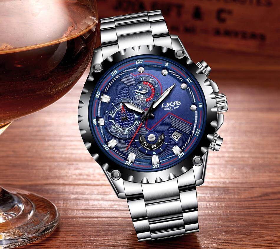Stalen herenhorloge in militaire stijl