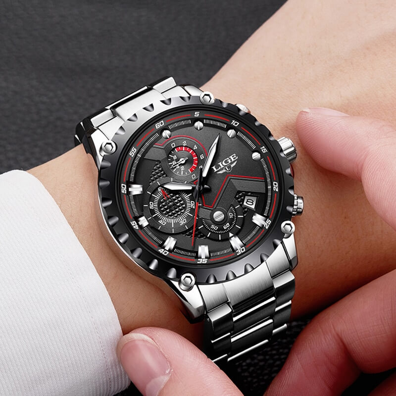 Stalen herenhorloge in militaire stijl