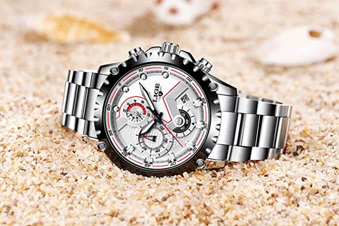 Stalen herenhorloge in militaire stijl