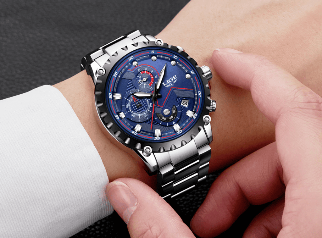 Stalen herenhorloge in militaire stijl