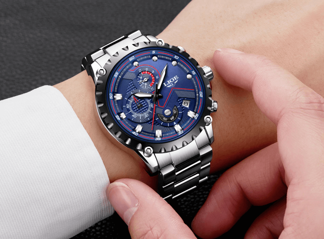 Stalen herenhorloge in militaire stijl