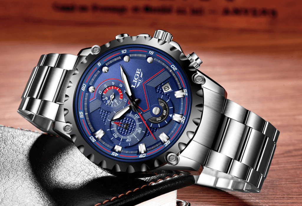 Stalen herenhorloge in militaire stijl