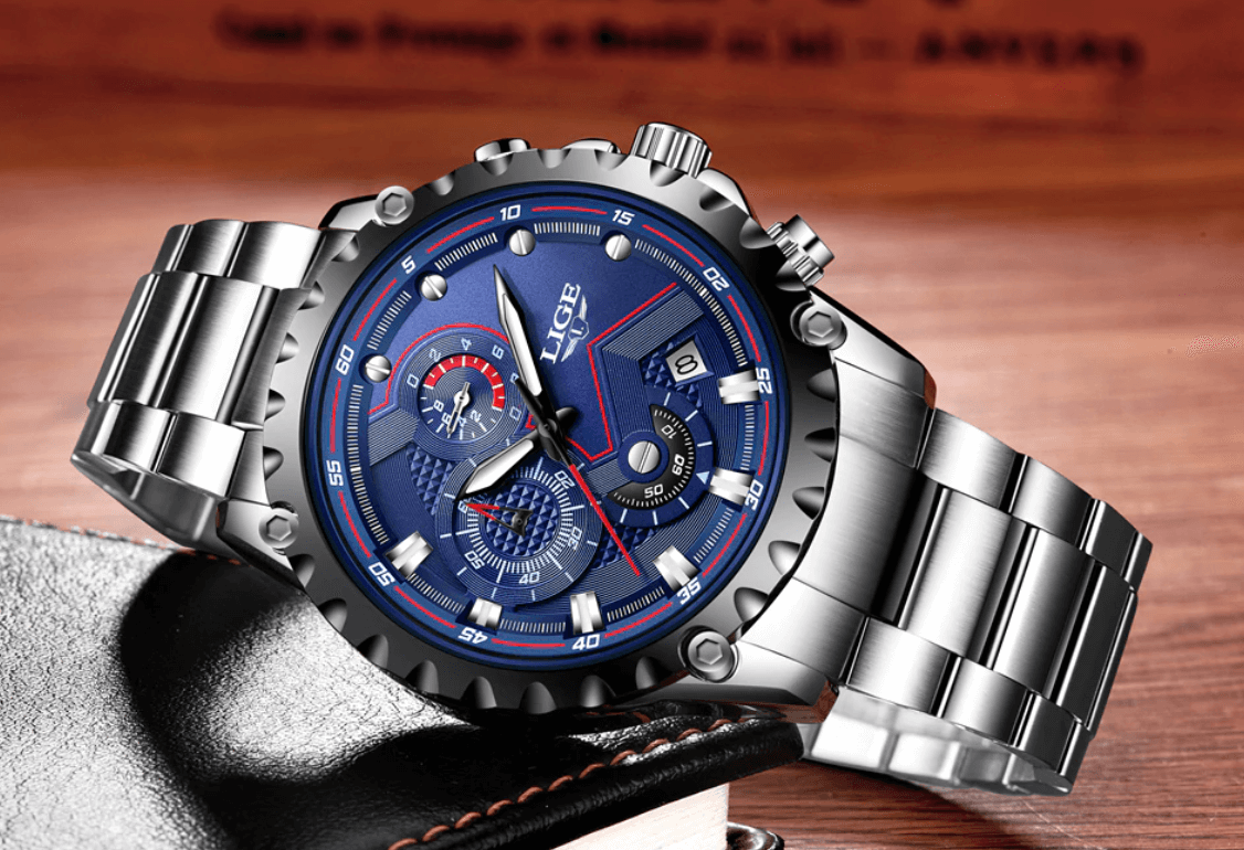 Stalen herenhorloge in militaire stijl
