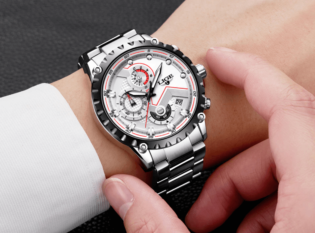 Stalen herenhorloge in militaire stijl