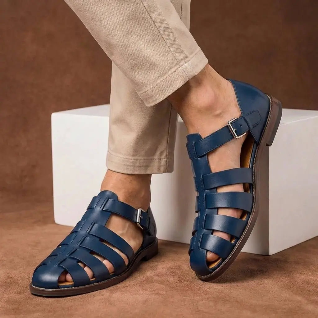 Leren herensandalen met gesloten neus en gesp