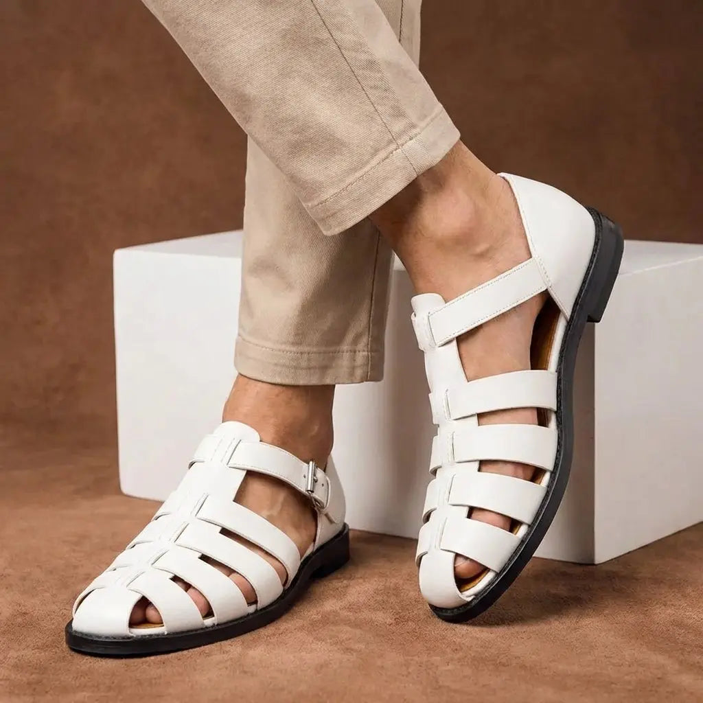 Leren herensandalen met gesloten neus en gesp