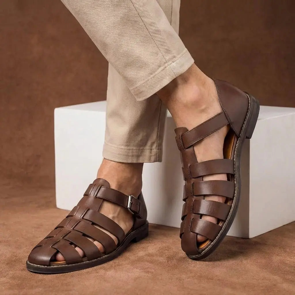 Leren herensandalen met gesloten neus en gesp