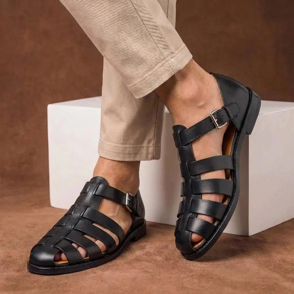Leren herensandalen met gesloten neus en gesp
