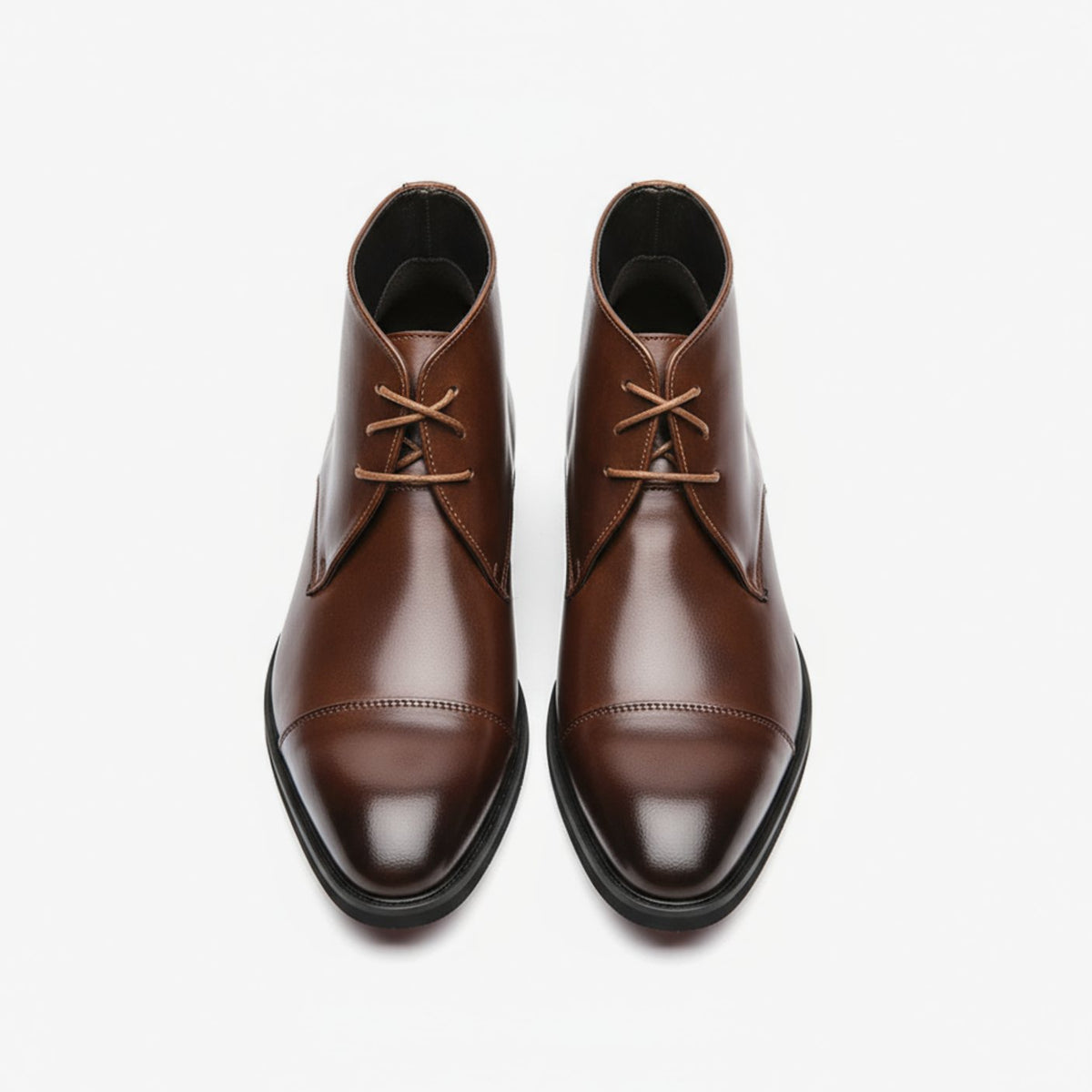 Leren herenchukkaboots met neuskap en drie veterogen