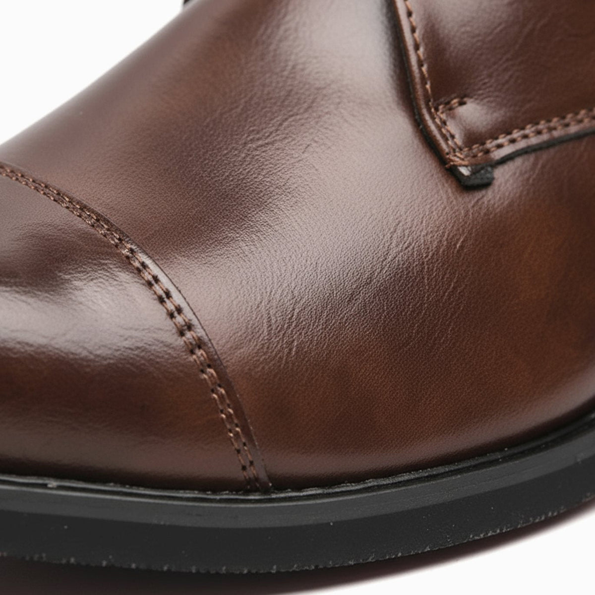 Leren herenchukkaboots met neuskap en drie veterogen