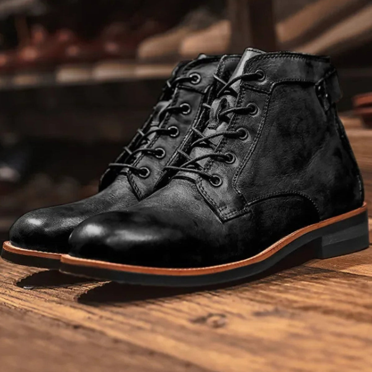 Chukka-enkellaarzen met leerlook, veters en zijrits