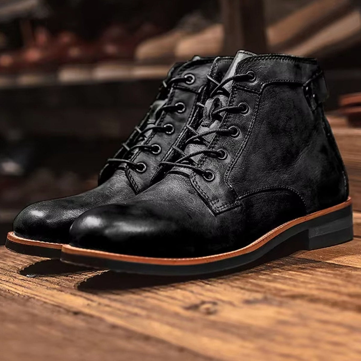 Chukka-enkellaarzen met leerlook, veters en zijrits