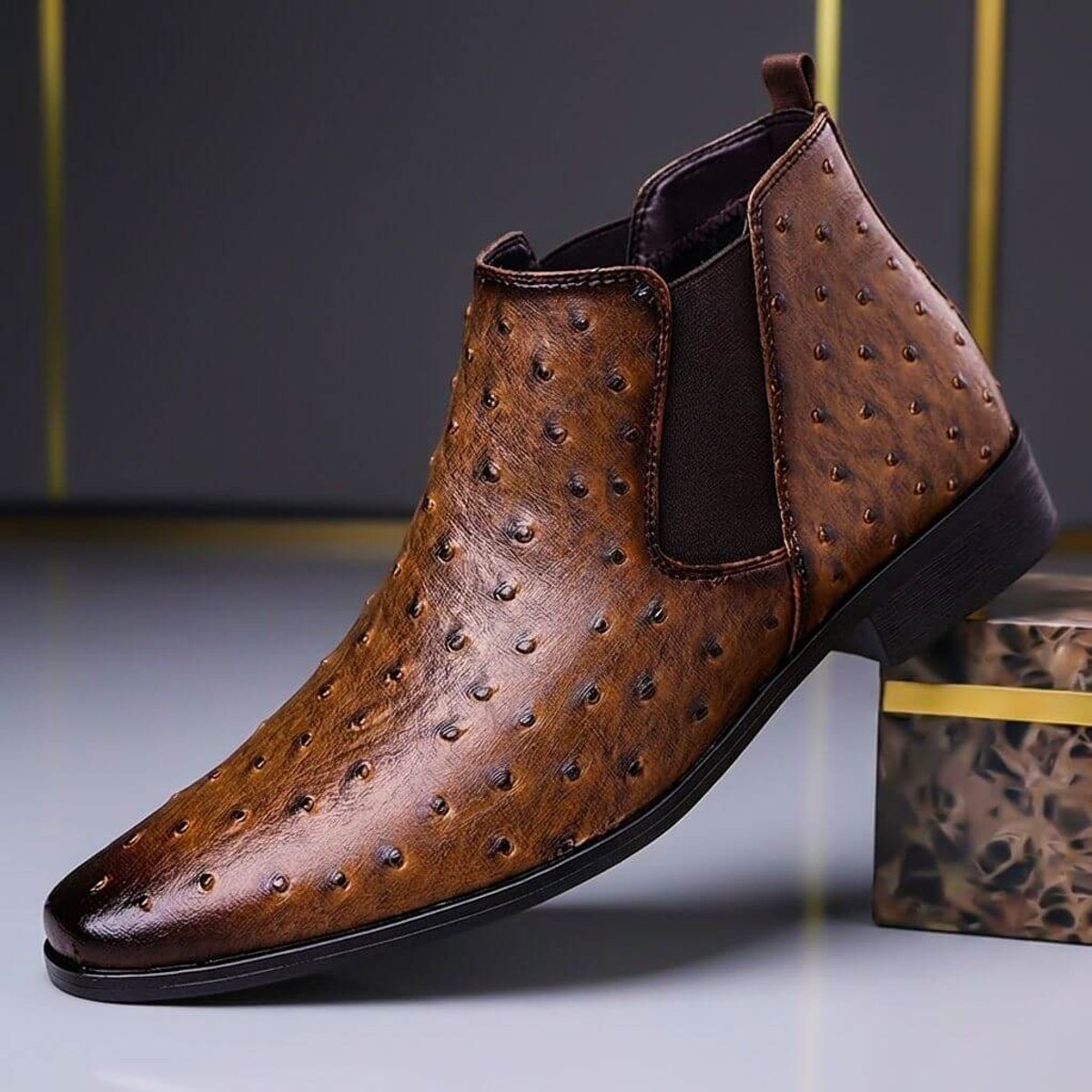 Leren herenchelseaboots met struisvogelreliëf