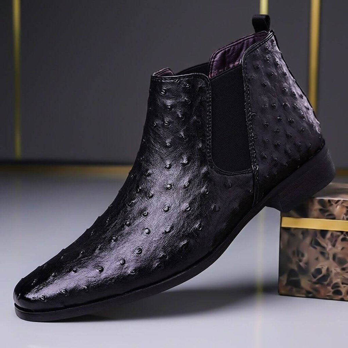 Leren herenchelseaboots met struisvogelreliëf