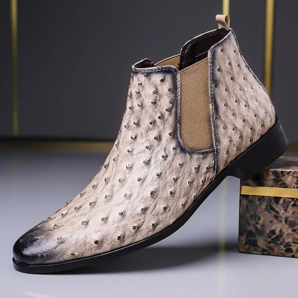 Leren herenchelseaboots met struisvogelreliëf