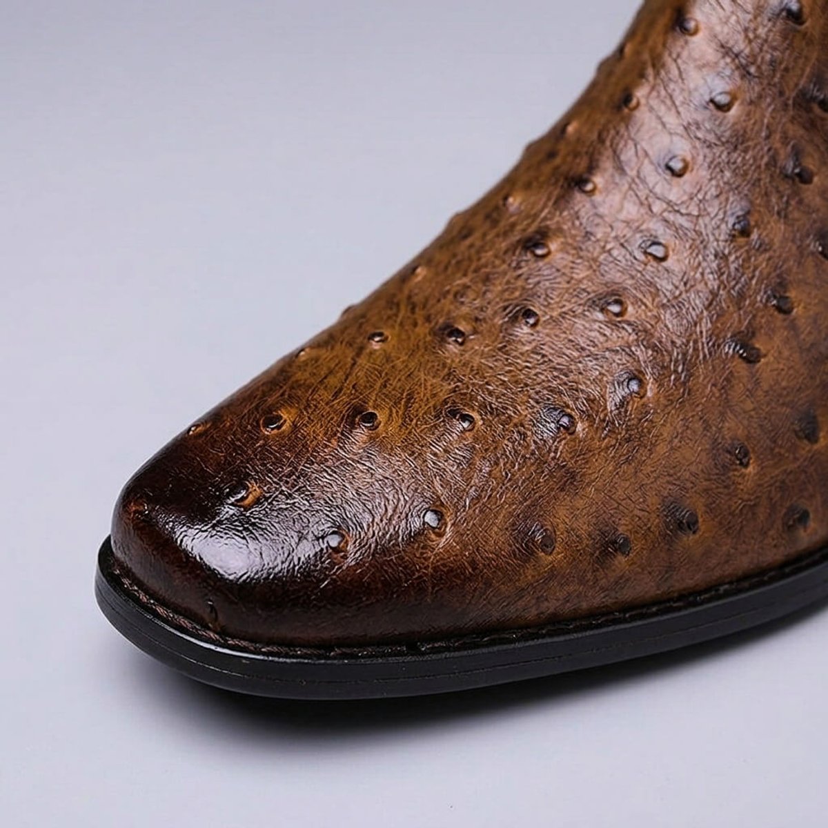 Leren herenchelseaboots met struisvogelreliëf