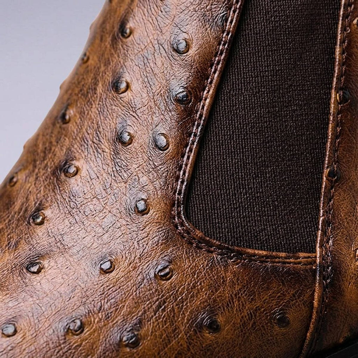 Leren herenchelseaboots met struisvogelreliëf