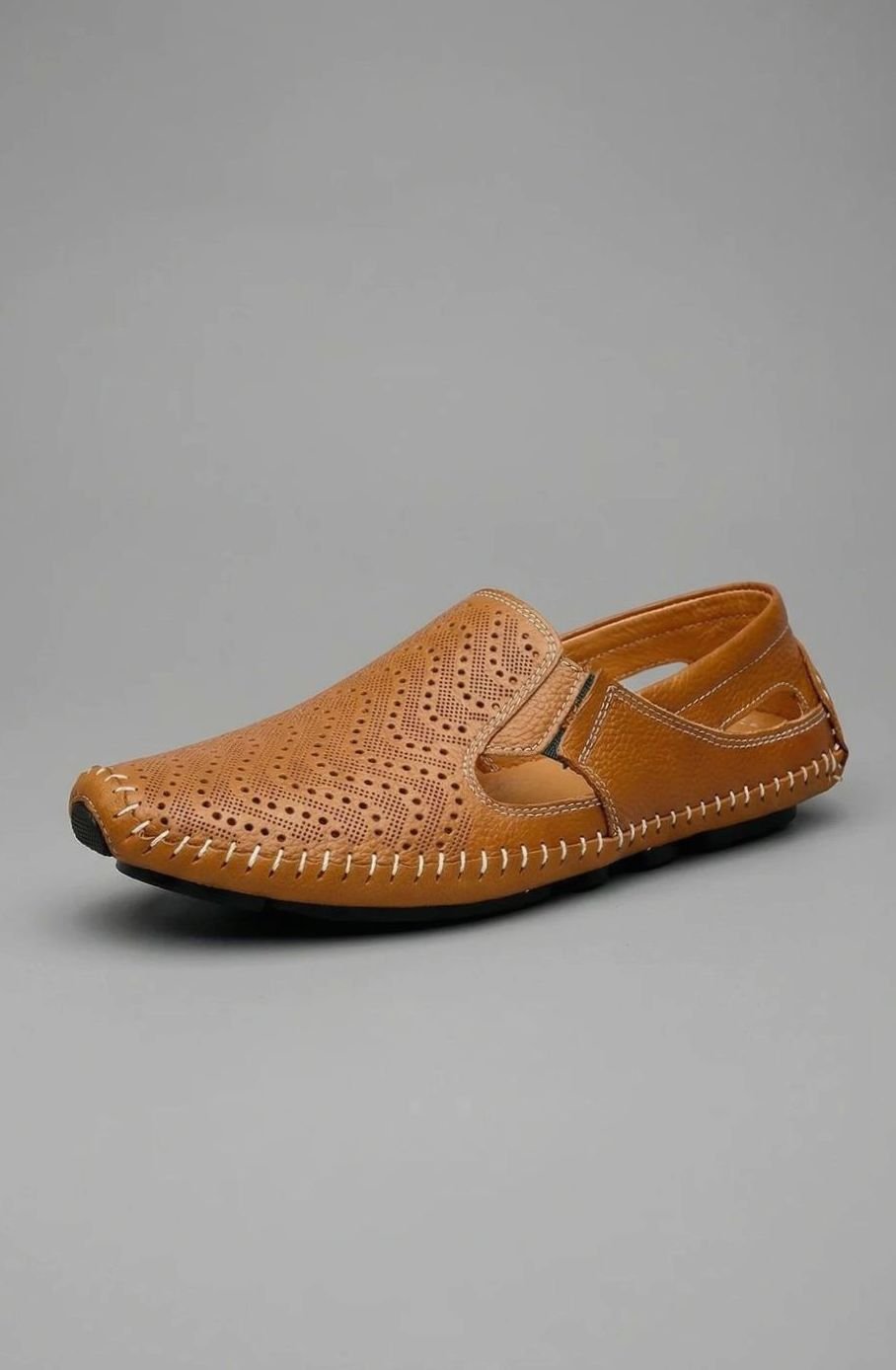 Geperforeerde herenloafers met handgestikte naden en flexibele zool