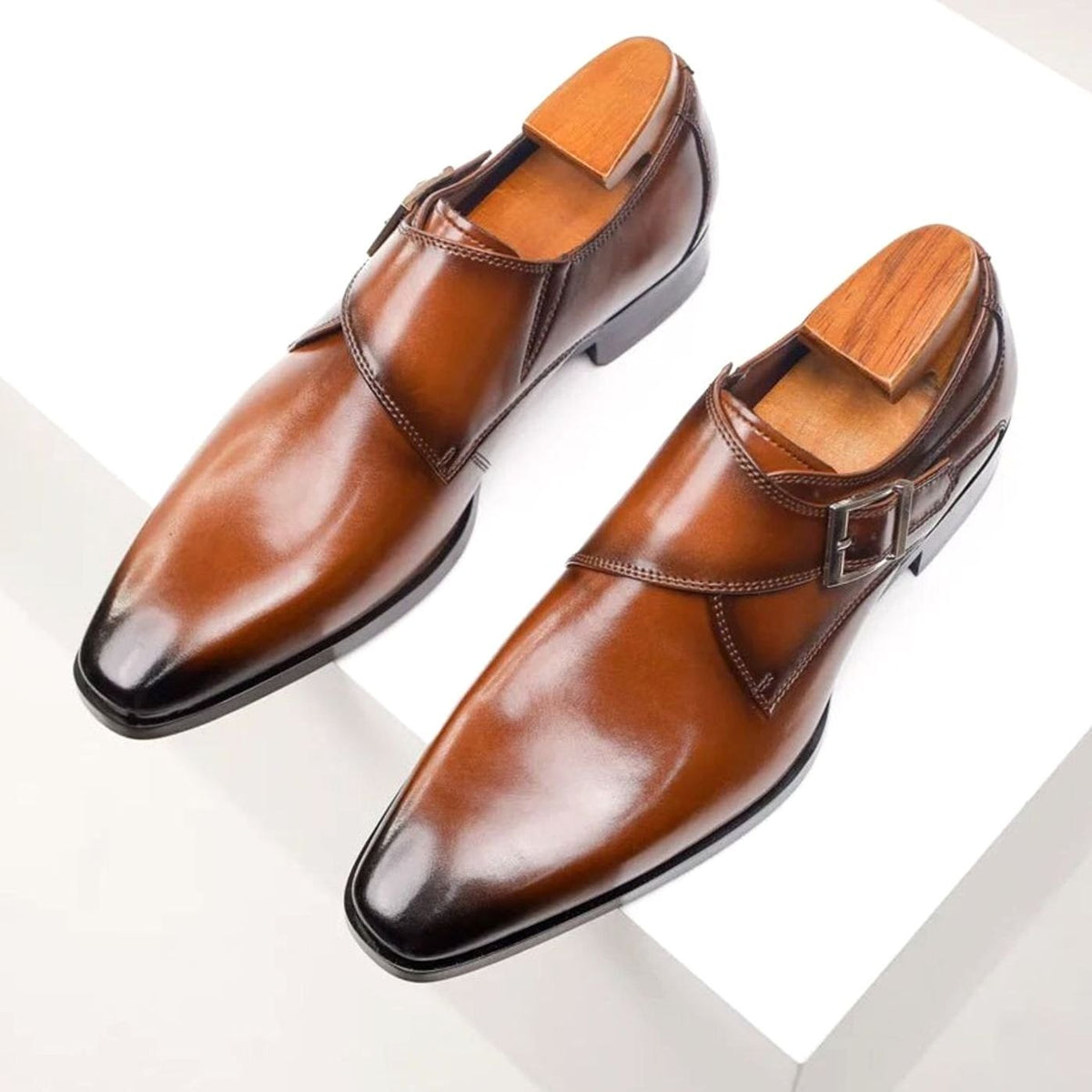 Nette herenschoenen met enkele gesp en spitse neus