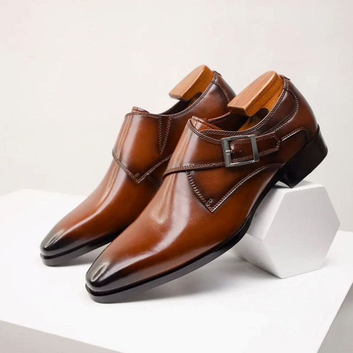 Nette herenschoenen met enkele gesp en spitse neus