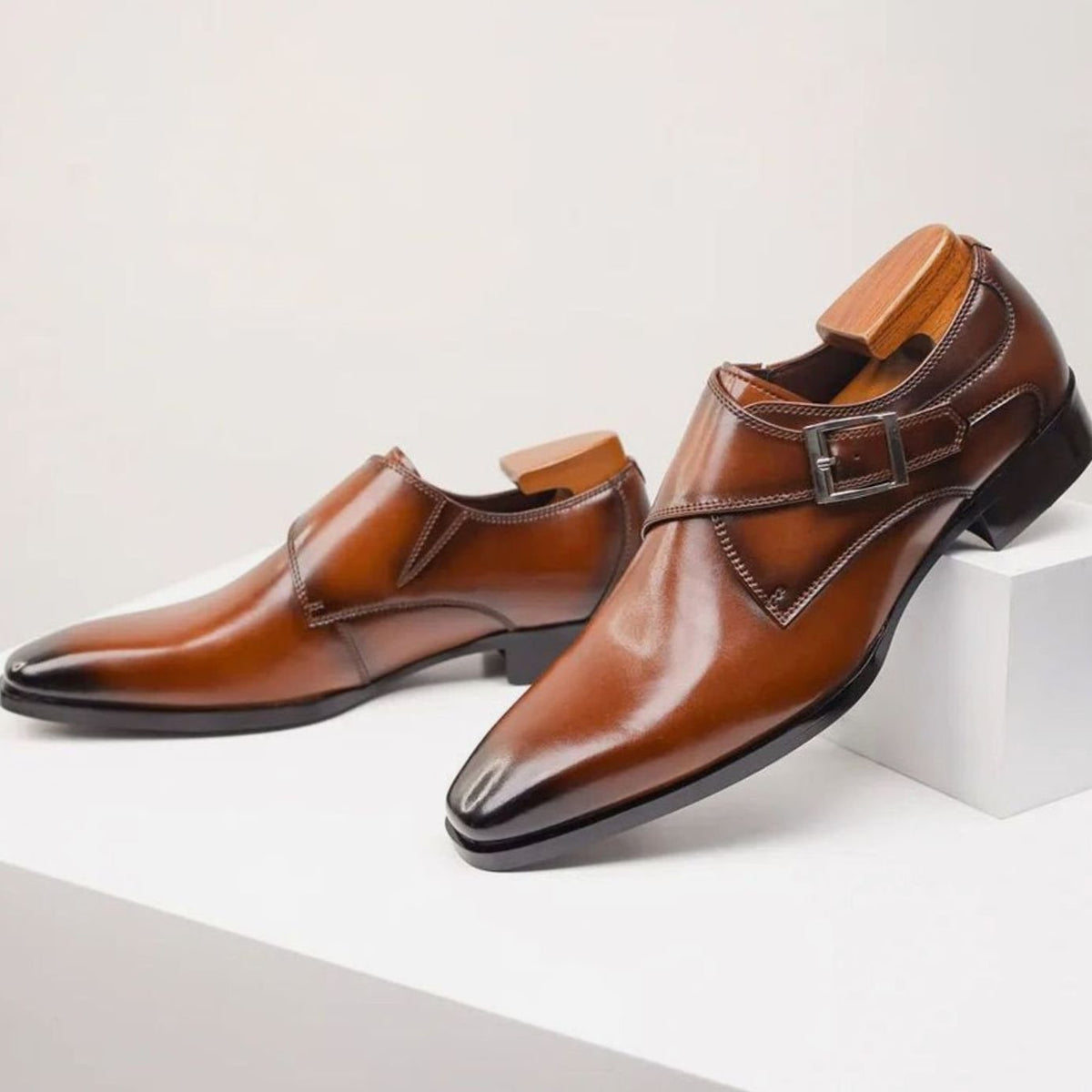 Nette herenschoenen met enkele gesp en spitse neus