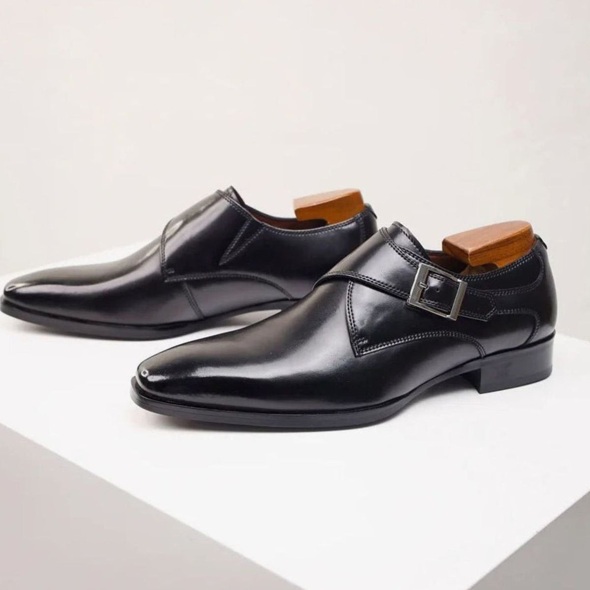Nette herenschoenen met enkele gesp en spitse neus