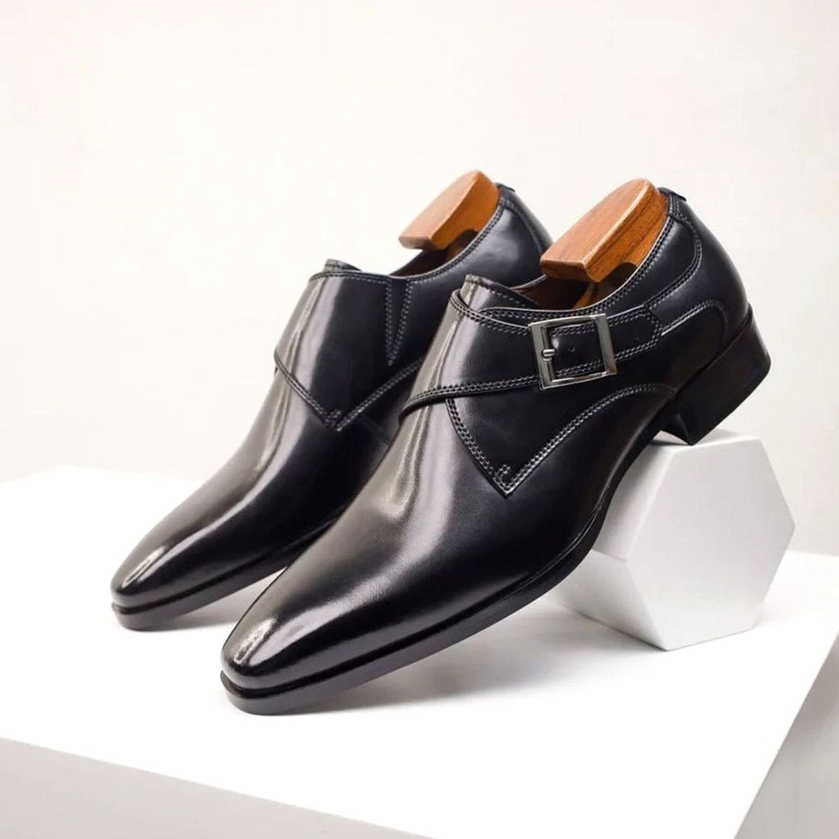 Nette herenschoenen met enkele gesp en spitse neus