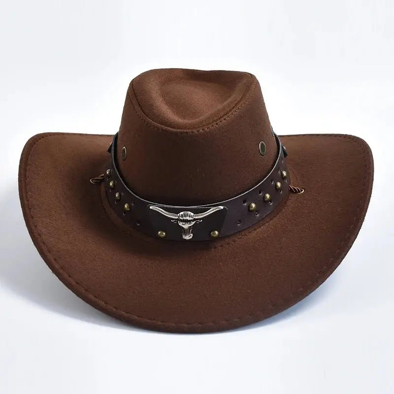 Cowboyhoed met leren band, studs en stierenembleem