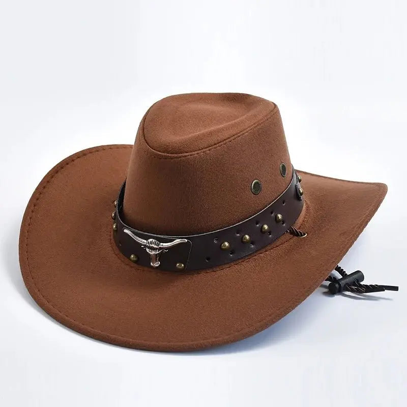 Cowboyhoed met leren band, studs en stierenembleem