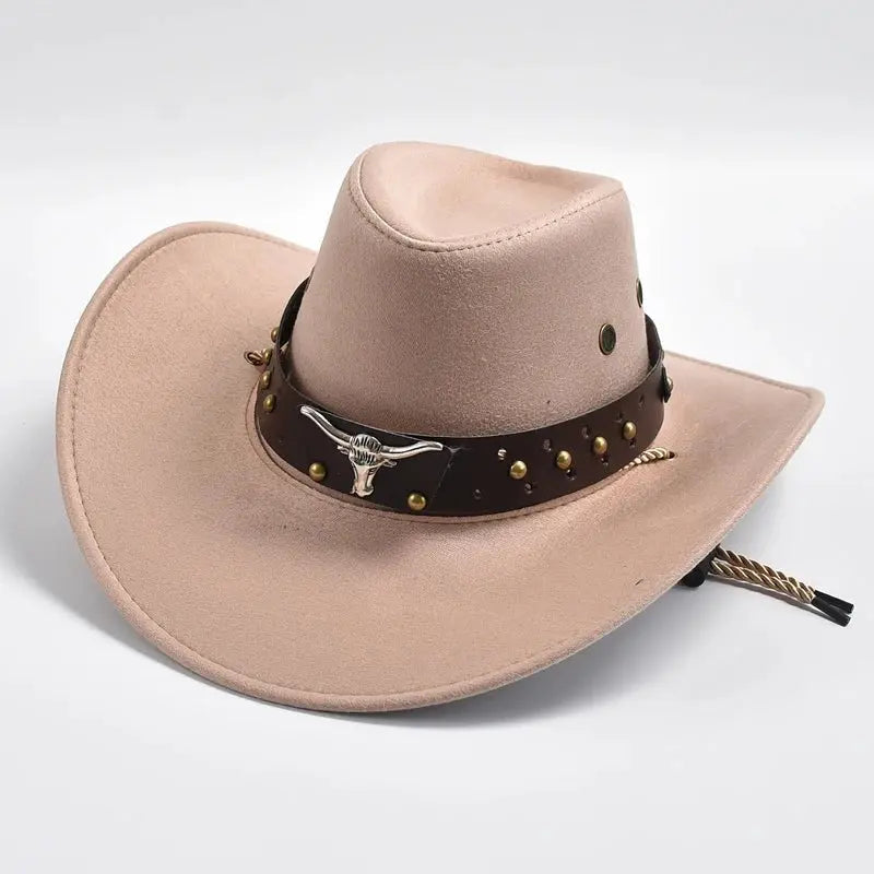 Cowboyhoed met leren band, studs en stierenembleem