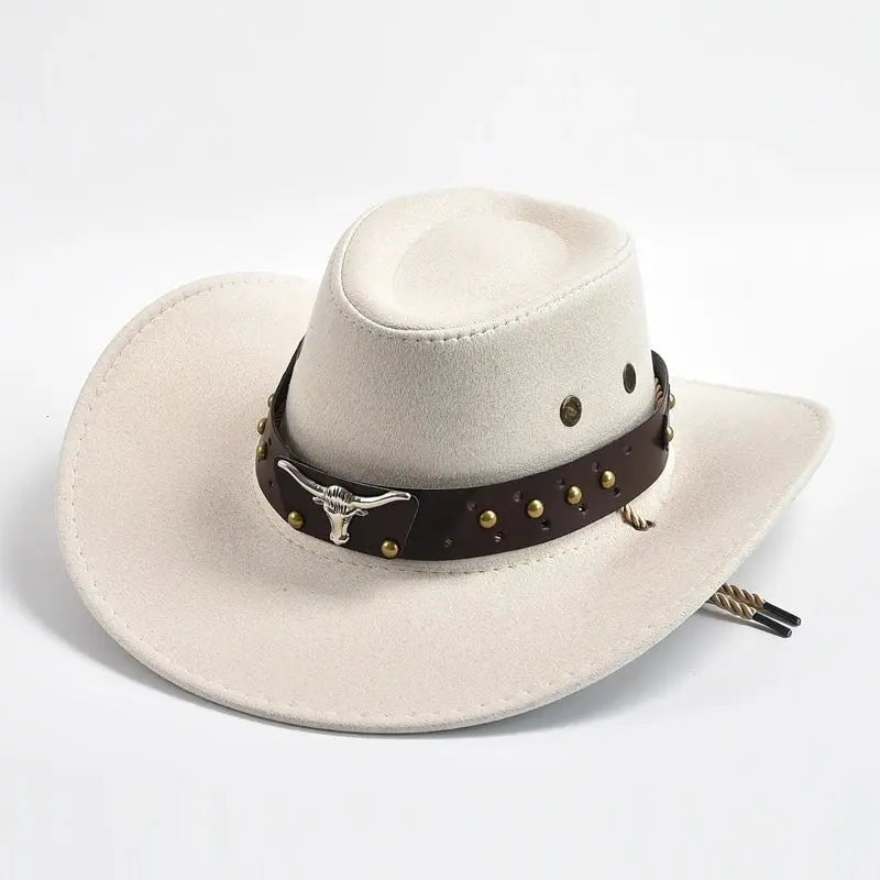 Cowboyhoed met leren band, studs en stierenembleem