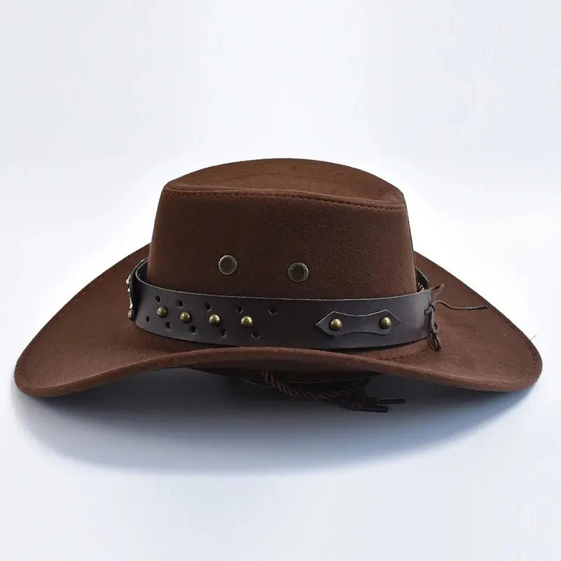 Cowboyhoed met leren band, studs en stierenembleem