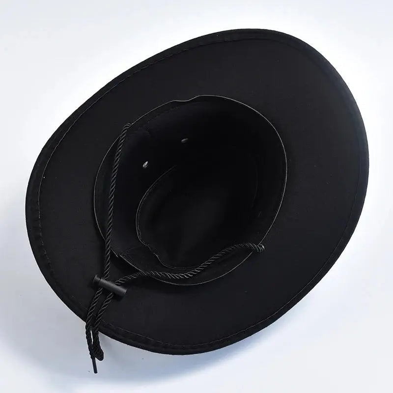 Cowboyhoed met leren band, studs en stierenembleem