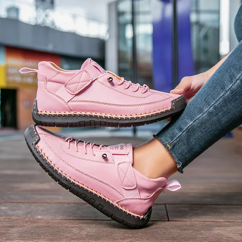 Instapsneakers met ruime neus en elastische zijpanelen