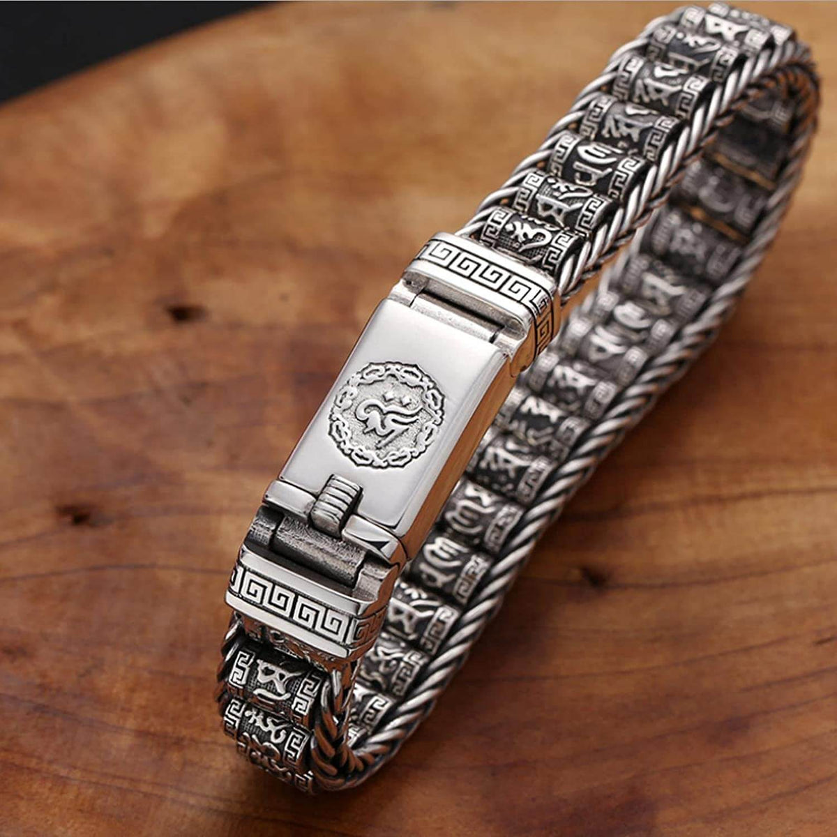 Verzilverde armband met gebedswiel
