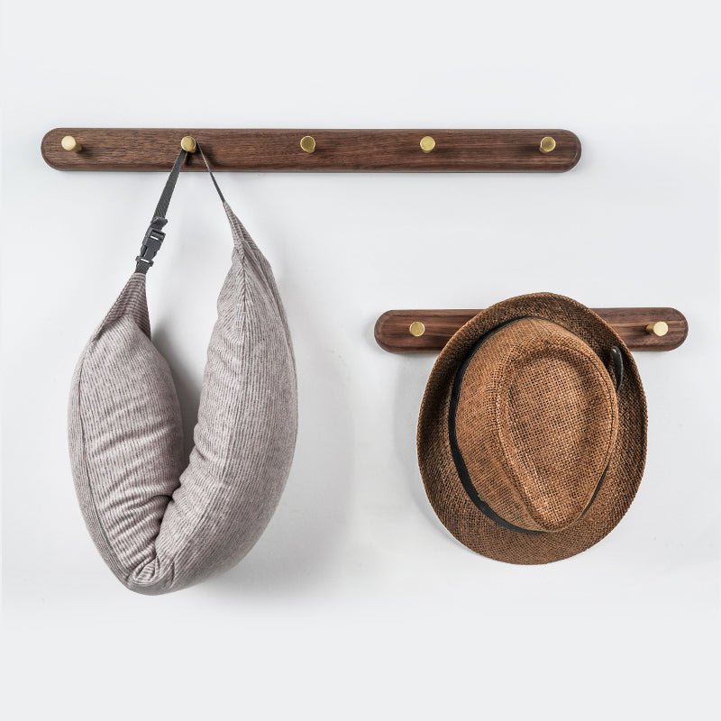 Wandkapstok van hout met messing haken