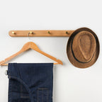 Wandkapstok van hout met messing haken