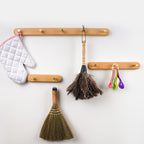 Wandkapstok van hout met messing haken