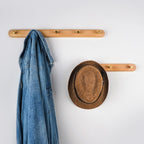Wandkapstok van hout met messing haken