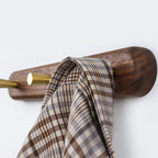 Wandkapstok van hout met messing haken